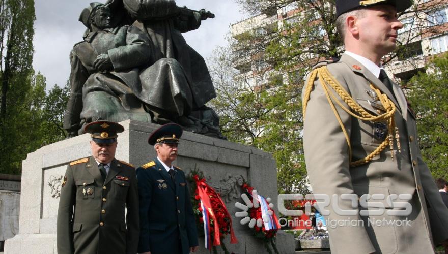 Във връзка с държавния празник на Руската Федерация - Денят на Победата, извънредният и пълномощен посланик на Русия в България Юрий Исаков и сътрудници на Посолството положиха венци и цветя пред паметниците на съветските воини в София.