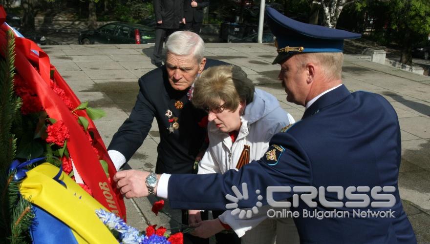 Във връзка с държавния празник на Руската Федерация - Денят на Победата, извънредният и пълномощен посланик на Русия в България Юрий Исаков и сътрудници на Посолството положиха венци и цветя пред паметниците на съветските воини в София.