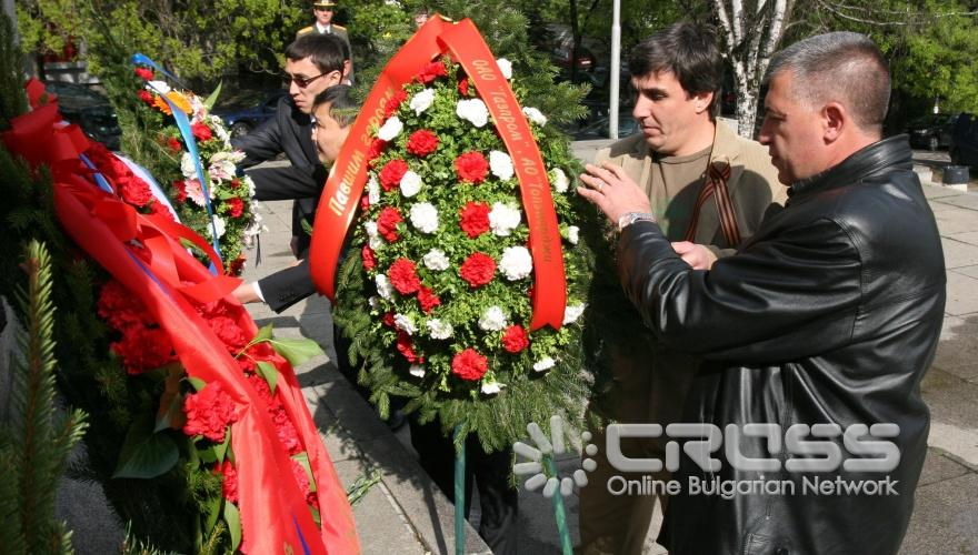 Във връзка с държавния празник на Руската Федерация - Денят на Победата, извънредният и пълномощен посланик на Русия в България Юрий Исаков и сътрудници на Посолството положиха венци и цветя пред паметниците на съветските воини в София.