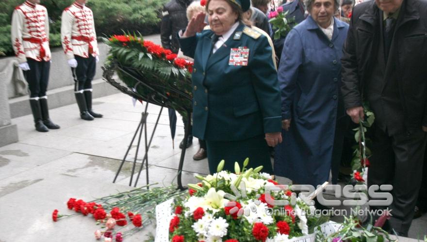 Днес,9 май,по повод отбелязването на края на Втората световна война и Деня на Европа президентът Георги Първанов поднесе венец на Паметника на Незнайния войн