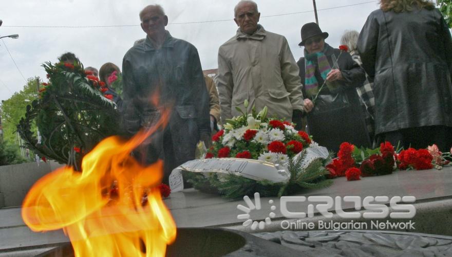 Днес,9 май,по повод отбелязването на края на Втората световна война и Деня на Европа президентът Георги Първанов поднесе венец на Паметника на Незнайния войн