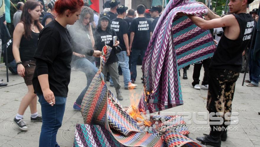 "Атака" предизвика масово сбиване пред джамията "Баня Башъ"