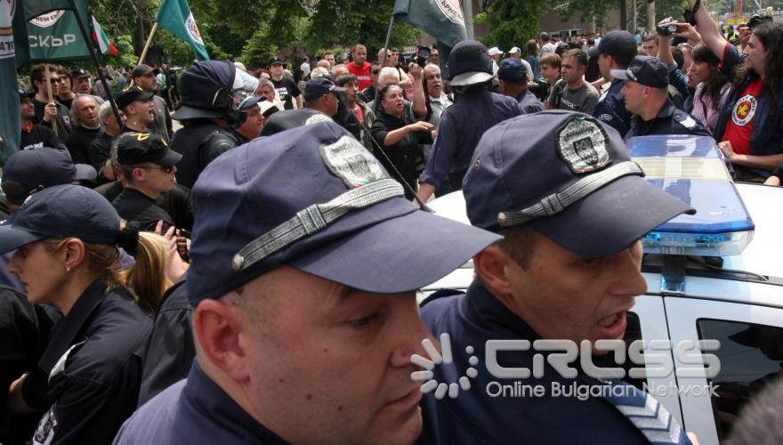 "Атака" предизвика масово сбиване пред джамията "Баня Башъ"