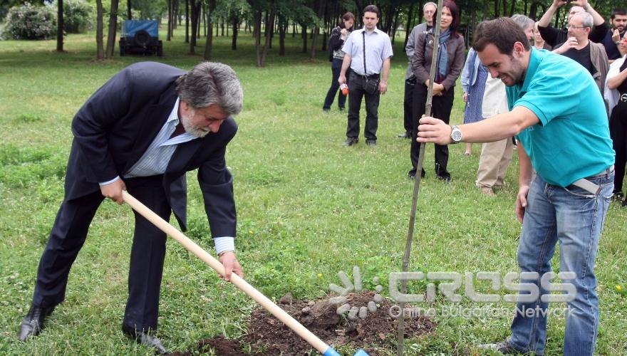 Днес,31 май,в Южен парк - ІІ част в близост до хотел „Хилтън" министърът на културата Вежди Рашидов и кметът на София Йорданка Фандъкова участваха в инициативата „Катин...да спасим от забрава".