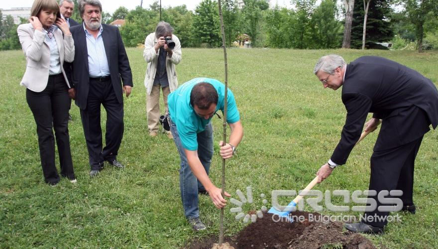 Днес,31 май,в Южен парк - ІІ част в близост до хотел „Хилтън" министърът на културата Вежди Рашидов и кметът на София Йорданка Фандъкова участваха в инициативата „Катин...да спасим от забрава".