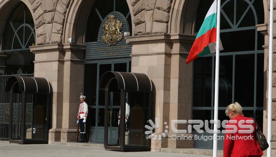 Правителството обяви 16 юни за ден на национален траур във връзка с трагичната гибел на български граждани при катастрофата на автомагистрала "Тракия".Днес националният флаг на държавните институции бяха свалени наполовина.