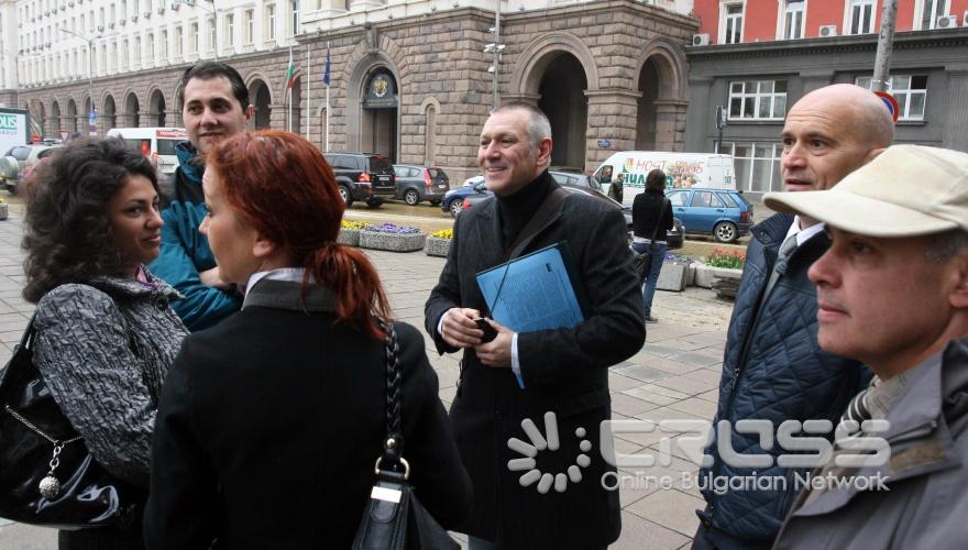 Тази сутрин пред Министерски съвет се проведе гражданска проява в подкрепа на правителството.
		
