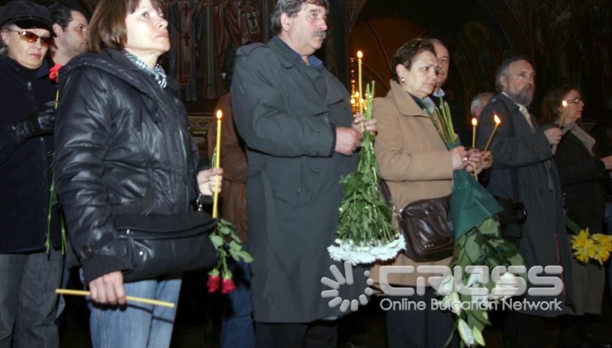 Поклонението пред тленните останки на писателя Николай Вълчинов в църквата „Свети Седмочисленици".
		
