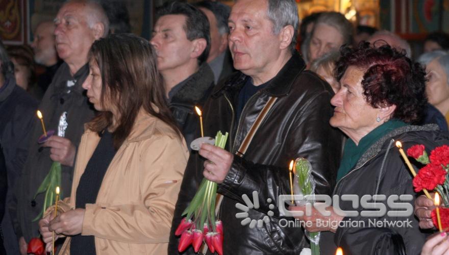 Поклонението пред тленните останки на писателя Николай Вълчинов в църквата „Свети Седмочисленици".
		
