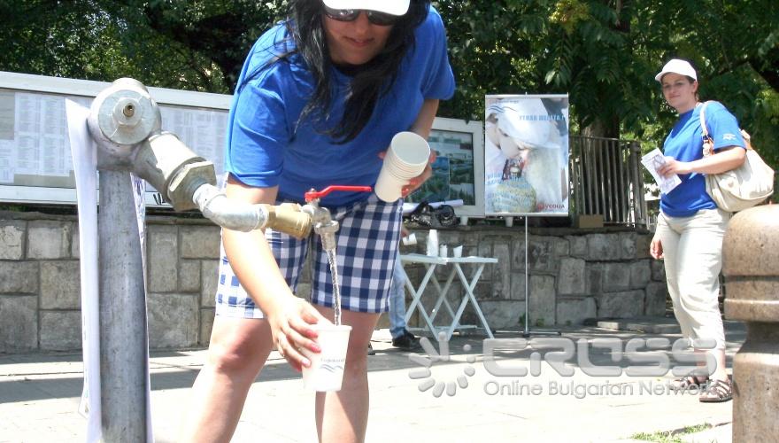 Днес,15 юли, Софийска вода предлага свежа вода на столичани в специални еко чаши, като ги призовава да „Утолят жегата”