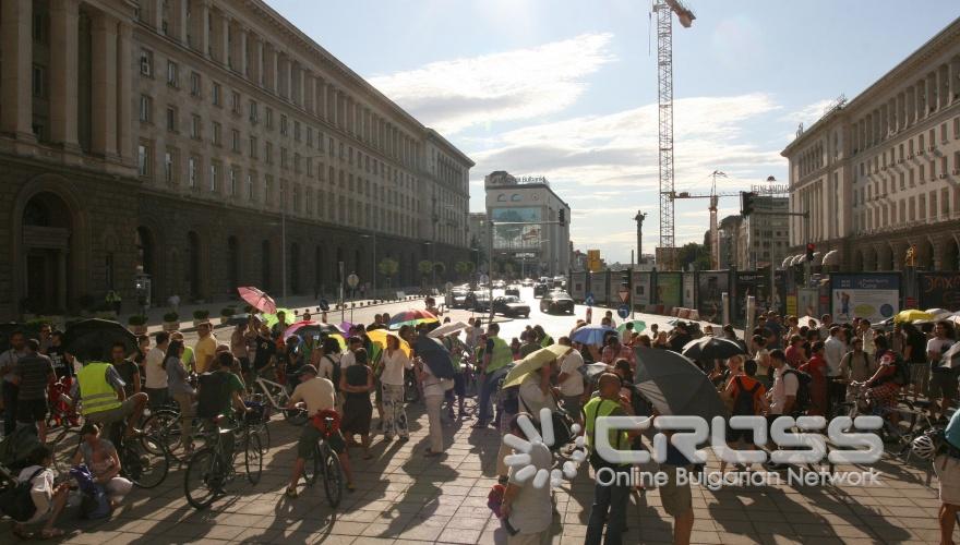 Днес,21 юли,коалицията от неправителствени организации и граждански групи „За да остане природа в България” организира протестно шествие срещу унищожаването на Национален парк Пирин и политическия чадър над нарушенията в ски зона Банско.