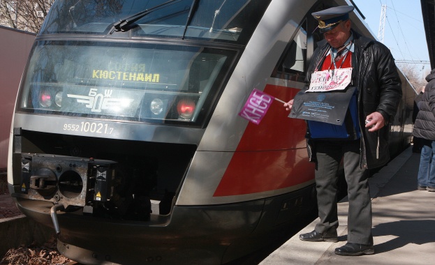 Синдикатите: Преустановяването на движението на 30 влака е локаут