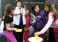 В Южния парк (&quot;Поляната с гълъбите&quot;) на специалния щанд на Представителството на ЕК, комисар Кристалина Георгиева даде своя глас в импровизираната анкета за най-важна задача на Европейския съюз през 2010.