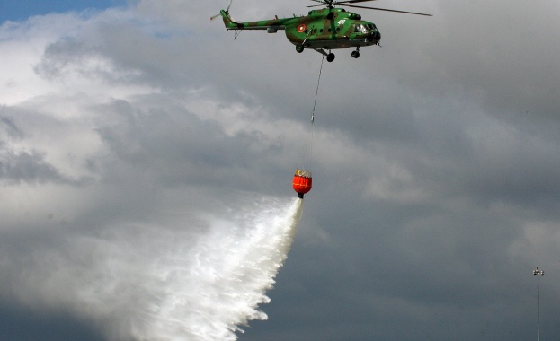 Българският хеликоптер в Македония в борбата с огнената стихия