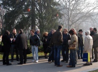 Днес,8 декември,в градинката зад служебния вход на Народното събрание се проведе протестен митинг на Сдружението на медицинските фелдшери (бакалаври по медицина) в България.