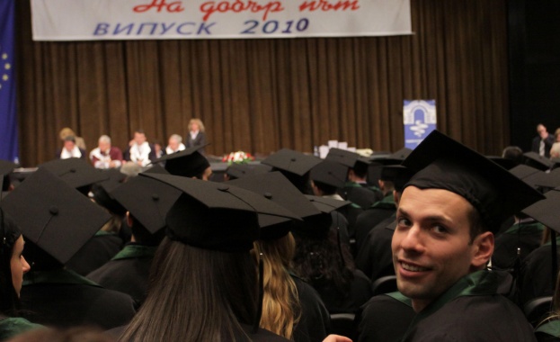 Връчват дипломите в Икономически университет - Варна 