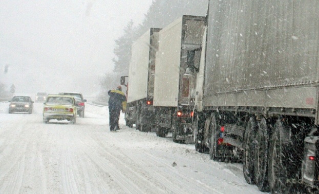 АПИ: Подгответе колата за зимни условия, ако в почивните дни пресичате проход