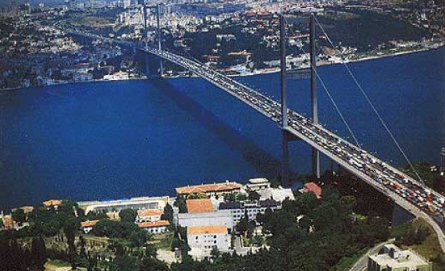 Мостът Мъчениците на 15 юли в Истанбул който свързва Европа
