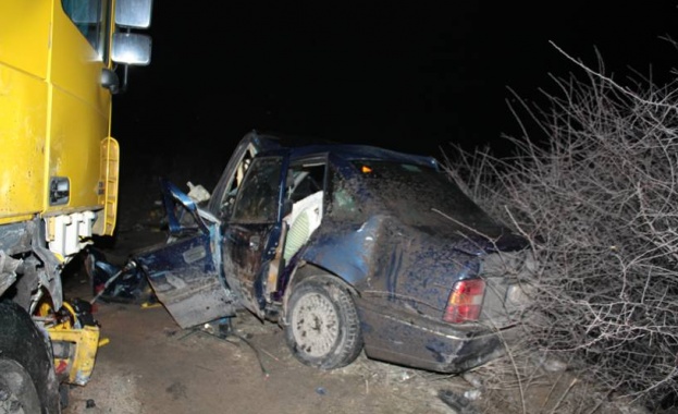 Шофьор почина на място при катастрофа, децата в колата оцеляват по чудо 