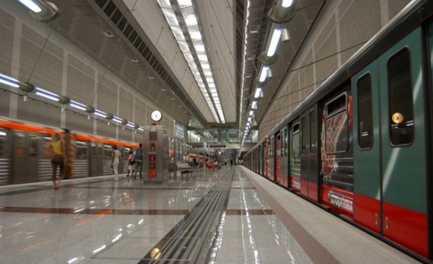 Евакуираха две станции на метрото в Атина заради сигнали за бомби