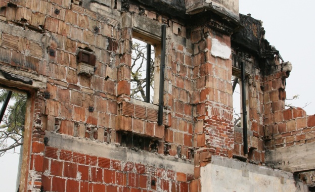 Събарят опасни сгради в София