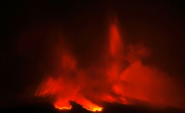 Вулкан изригна внезапно на малък остров в южната част на Япония