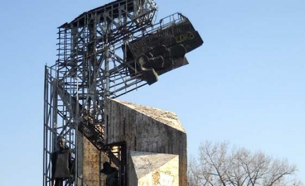 Възможно е ново забавяне на демонтажа на паметника пред НДК