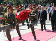 Пред паметника на Незнайния воин се състоя официалното посрещане на министъра на националната отбрана на Румъния Корнелиу Добрицою