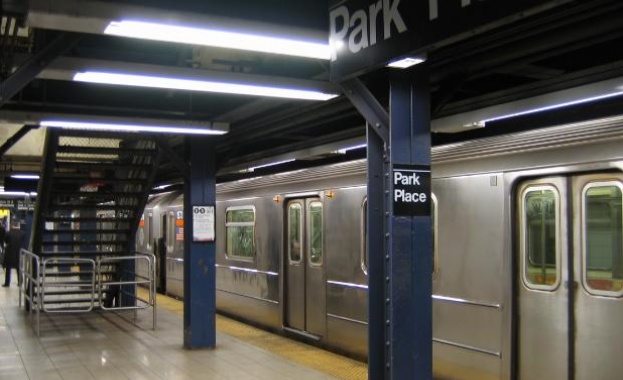 В Ню Йорк зачестяват нападенията над мюсюлмани, метрото осъмна със свастики