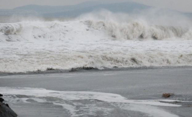 Предупреждават за 2-метрови вълни по морето, идва и прохлада