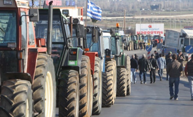 Гръцките фермери се скупчват около границата