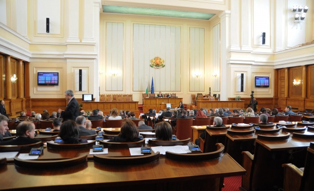 Българските и румънските депутати - последни по доход в Европа  