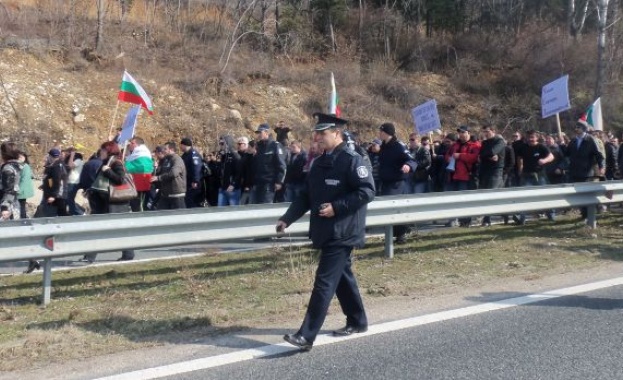 Шивачки и калоферци блокираха пътя София-Бургас