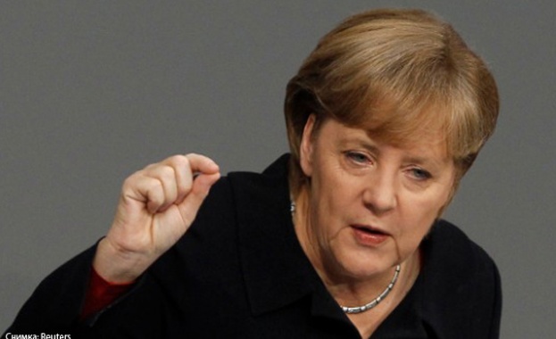 Меркел призна: Германия не може да се справи с мигрантите сама  