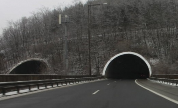 Аварирал ТИР блокира тунел "Витиня"