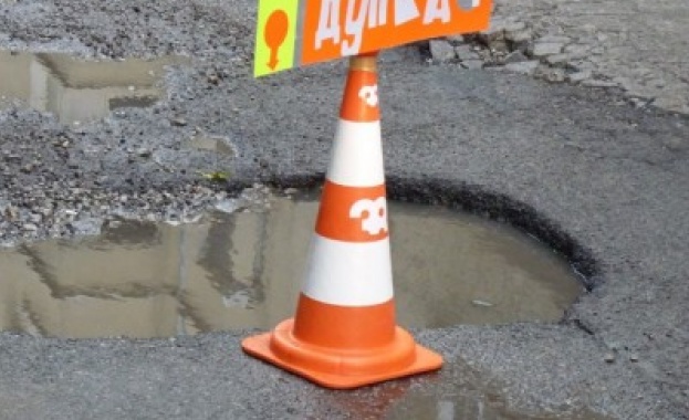 Осъдиха Община Сливен заради дупка на пътя 