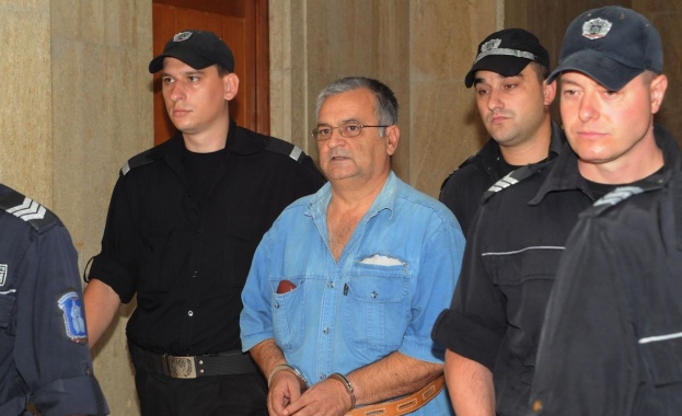 Подсъдимият за убийството на бургаската банкерка ще напише книга за случилото се