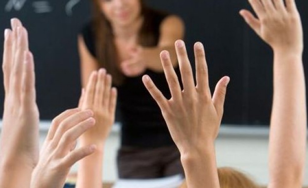 Българските учители масово работят по 60 часа на седмица