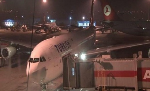 Двама са пострадали при взрив на летище в Истанбул