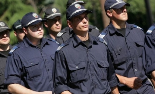 Парламентът реши: Полицаите, които не са получили униформи, ще вземат пари