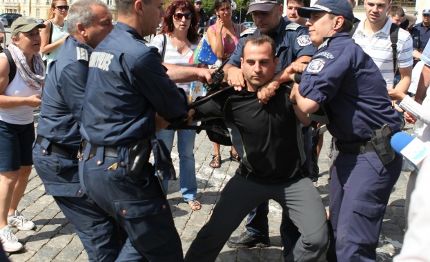 Протестиращи: Сред полицаите има провокатори