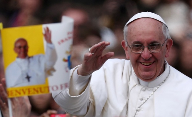 Папата навърши 77 години