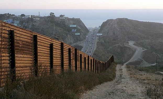 Мексикански депутат се изкачи върху граничната ограда със САЩ в знак на протест