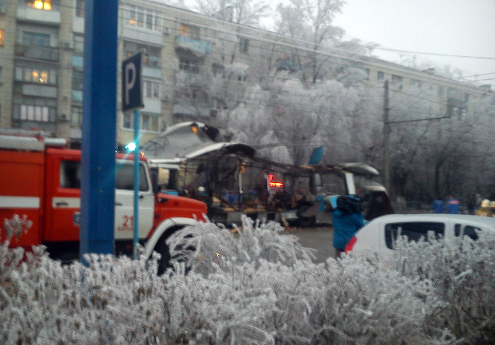 Раненые в волгограде. Взрыв троллейбуса в Волгограде. Взрыв в Волгограде сейчас в Дзержинском районе. Троллейбус Волгоград 1233 взрыв. Место взрыва троллейбуса в Волгограде сейчас.