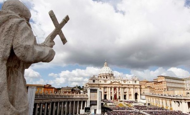 Ватикана: Хомосексуалистите могат да станат достойни членове на църквата