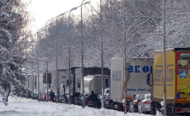 От 16:00 до 20:00 часа се ограничава движението на камионите над 12 тона по най-натоваренитe пътища