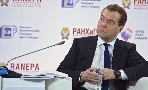 Медведев: Трябва да воюваме за всеки процент икономически ръст 