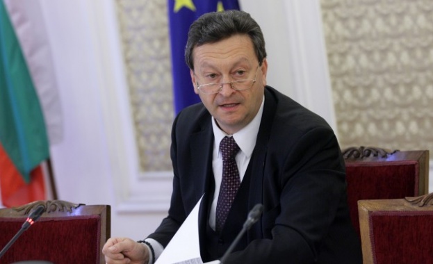 Ерменков: От компетентните органи зависи дали ще бъде спряна сделката за ЧЕЗ