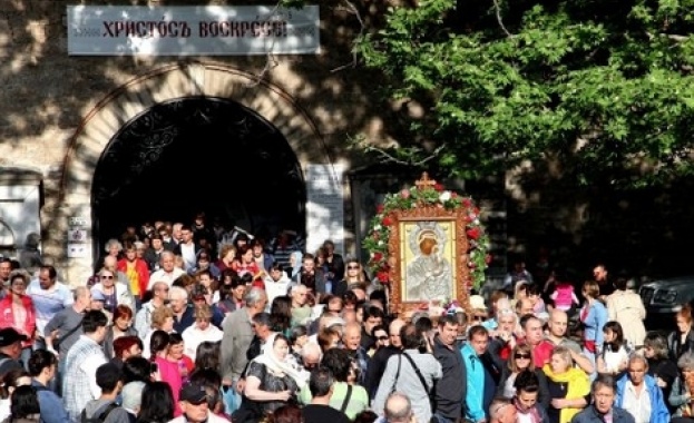Стотици изнесоха чудотворната икона на Богородица от Бачковския манастир  
