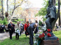 Върнаха паметника на Вапцаров в двора на Националната художествена галерия